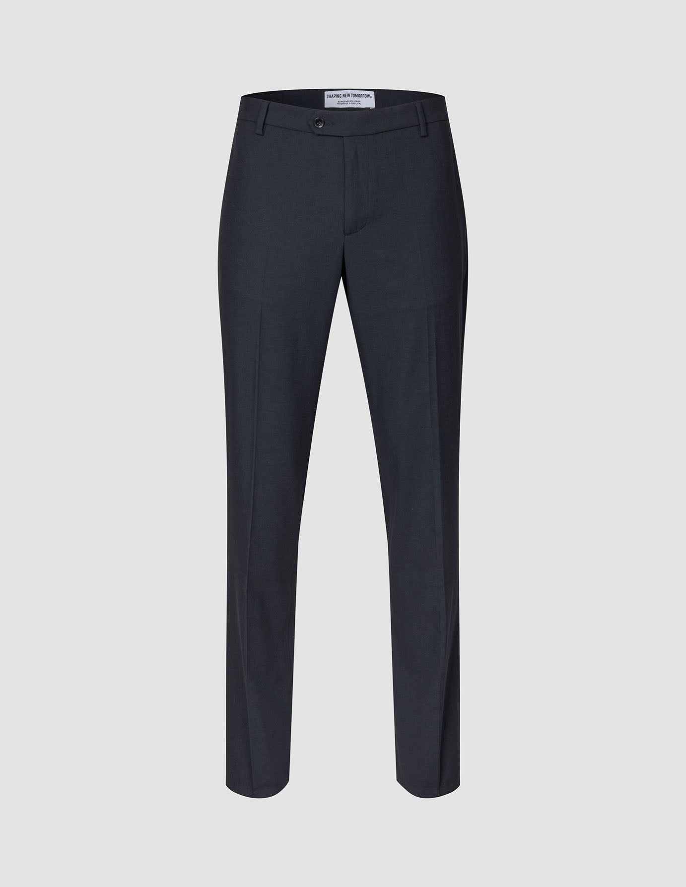 Motion Suit Pants Regular – Midnattsblå dressbukser med midtstrekk, knappelukking i linningen og 360°-stretch.